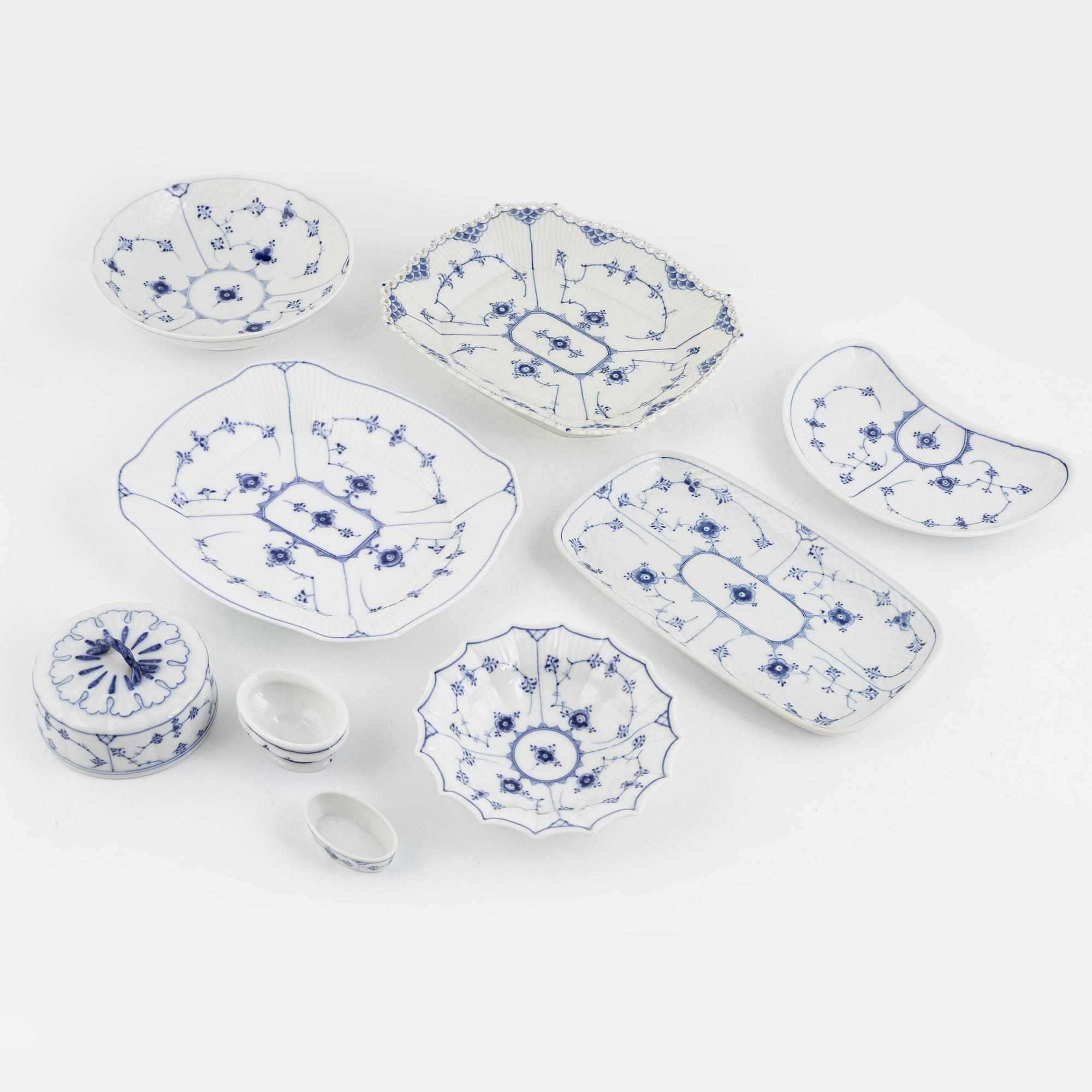 Bing & Gröndahl samt Royal Copenhagen, matservis, 99 delar, porslin, "Musselmalet", Danmark.