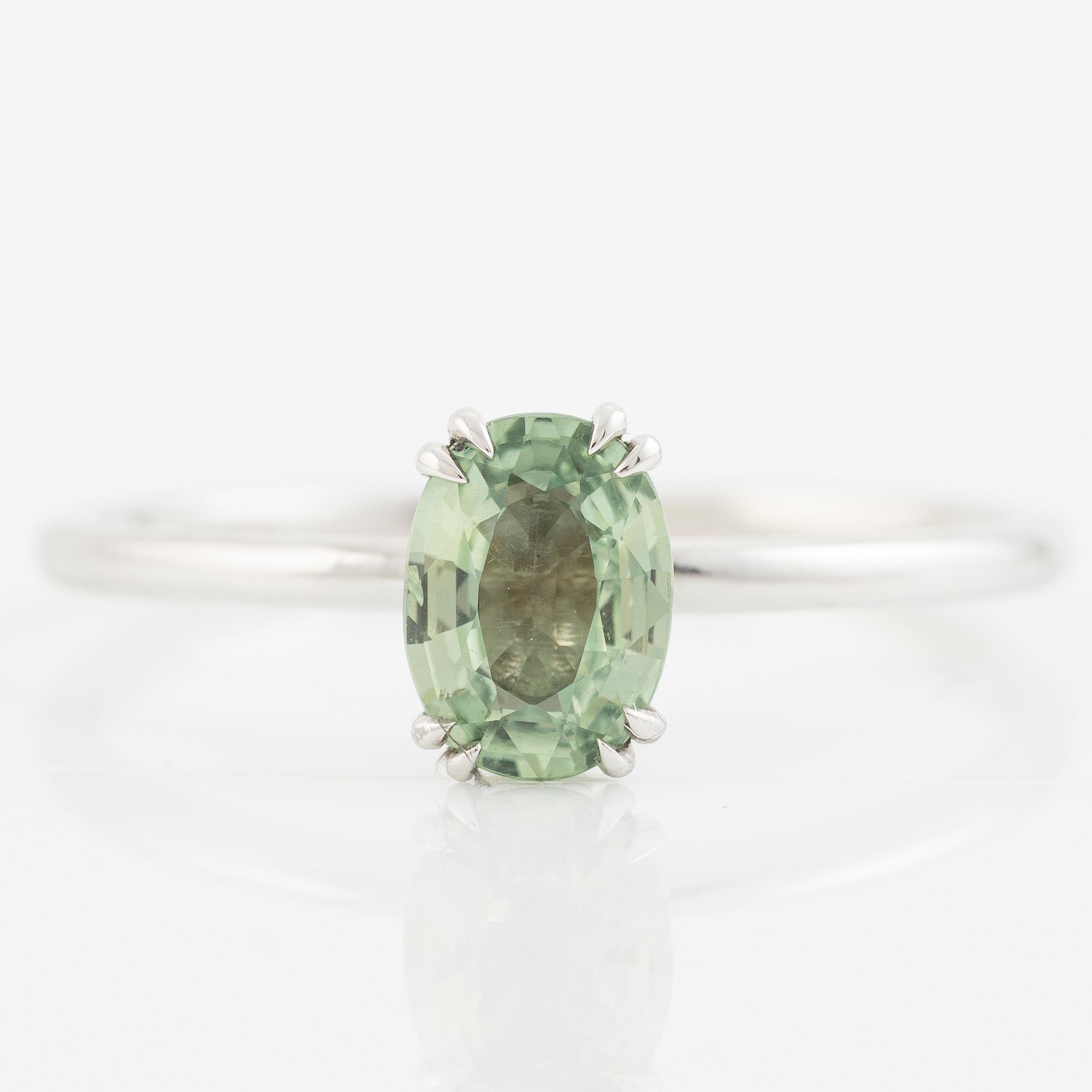 Ring 14K white gold with green sapphire and brilliant-cut diamonds.