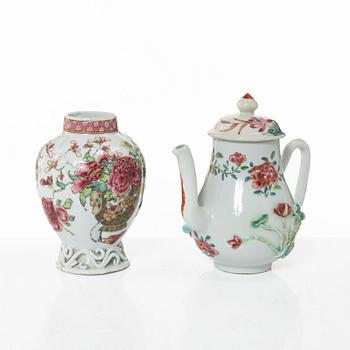 Tedosa och kanna samt kopp och lock, porslin, Kina, Qingdynstin, 1700-tal.