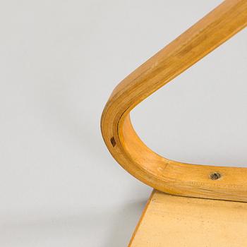 Alvar Aalto, vägghyllor, 2 st, modell 112/L för O.Y. Huonekalu- ja Rakennustyötehdas A.B 1900-talets mitt.