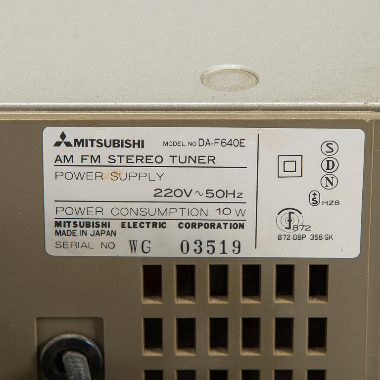 Vinylspelare, modell LT-5V, samt förstärkare och tuner, Mitsubishi, 1980-tal.