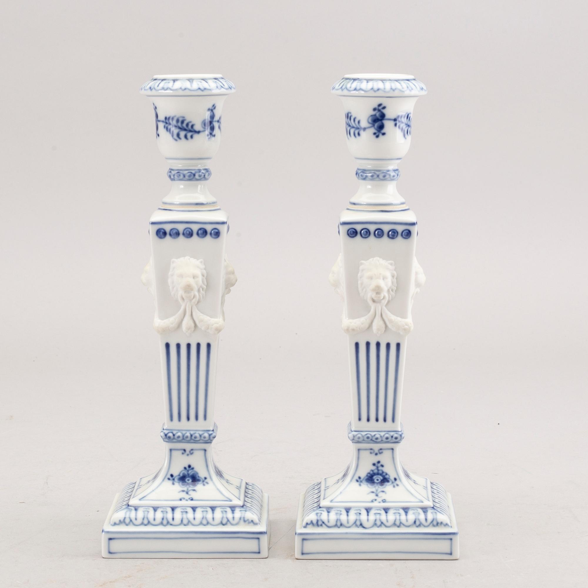 LJUSSTAKAR ett par "Musselmalet" Royal Copenhagen Danmark 1900-talets andra hälft porslin.