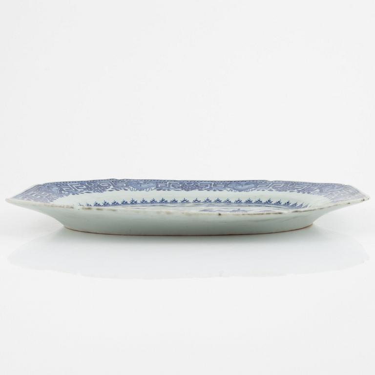 A blue and white export porcelain serving dish, China, Qianlong (1736-95).