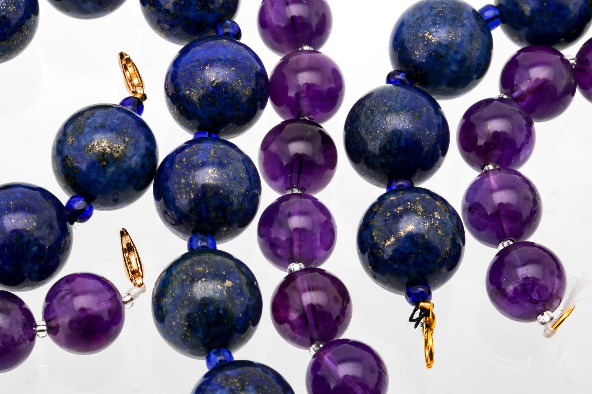2 collier lapis lazuli ca ca 16mm och ametist ca 12 mm, glaskulor, längder ca 43 och 47 cm, lås i metall.