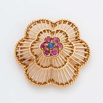 A brooch and a pair of earrings in 18K gold set with blue and pink sapphires.