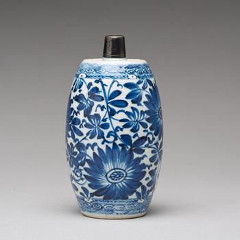 A blue and white Genever bottle, Qing dynasty, Kangxi (1662-1722).