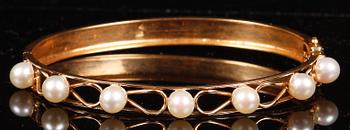 BANGLE, 18k gold set with cultured pearls.