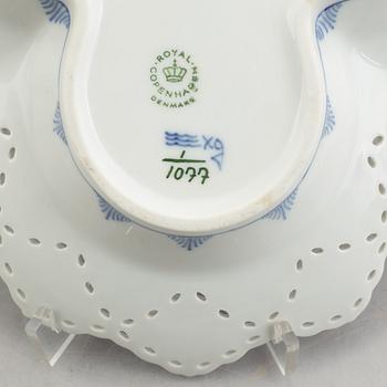 Fat, 2 st, "Musselmalet", porslin, helblonde, Royal Copenhagen, Danmark 1969-1973.