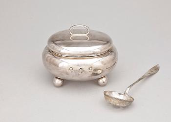 PARTI SILVER, 2 delar, bl a Friedrich Petschler, Göteborg, 1827 respektive 1900-tal. Totalvikt ca 444 g.