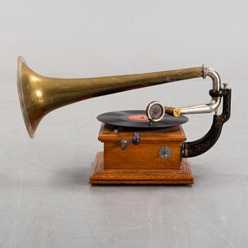 Trattgrammofon, omkring år 1900.