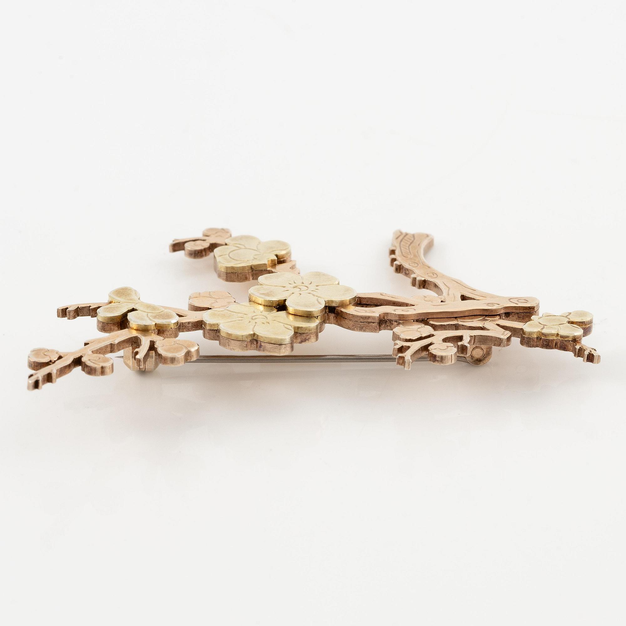 Wiwen Nilsson, brosch, i form av en kvist, förgyllt sterlingsilver, Lund 1969.