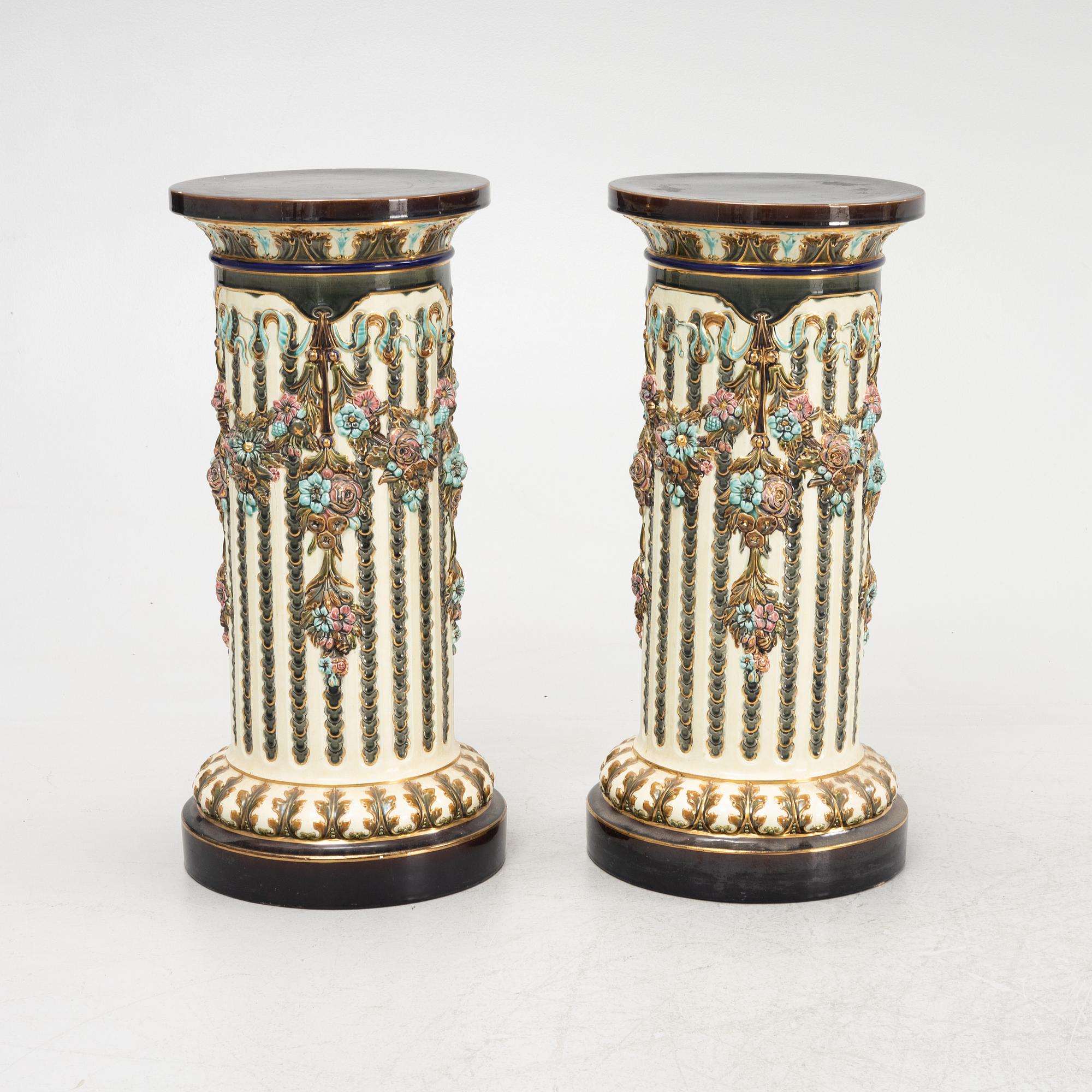 Piedestaler, ett par, Rörstrand, omkring år 1900.