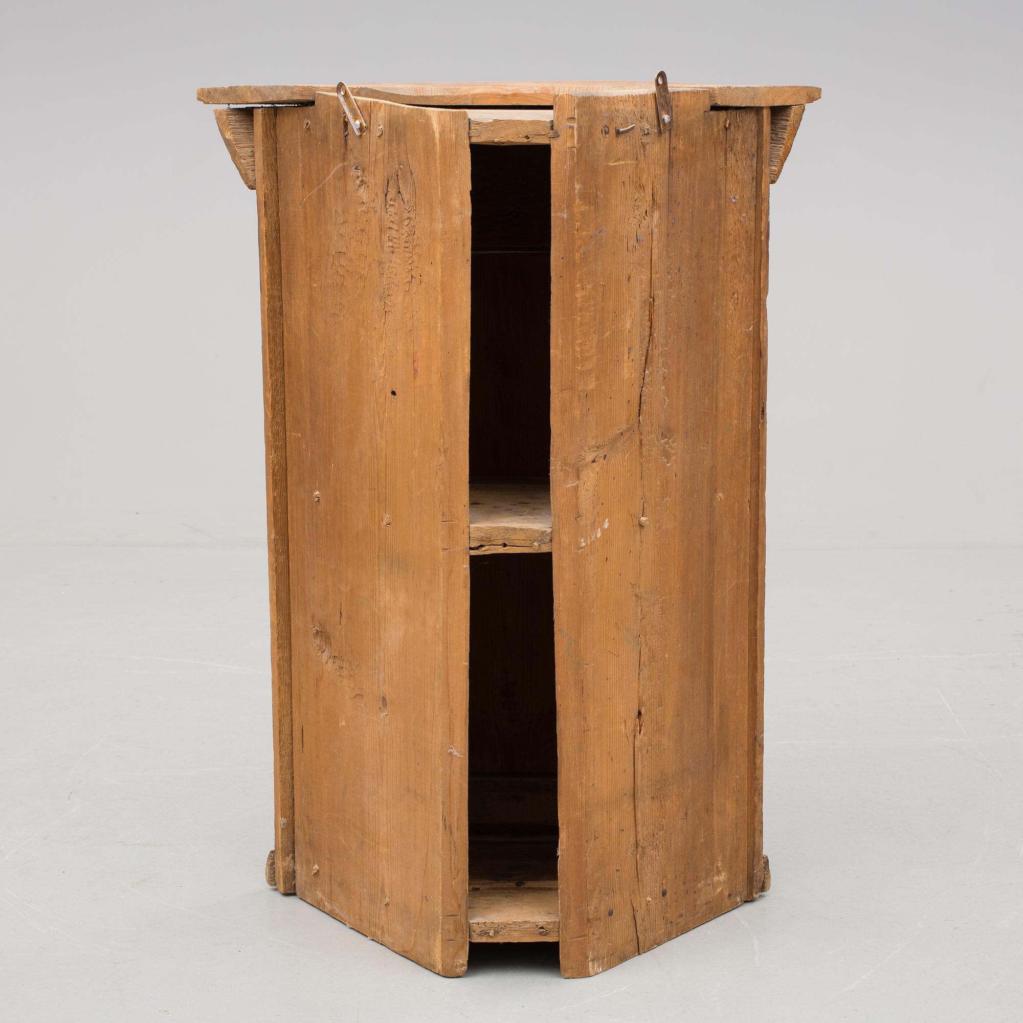 HÖRNHÄNGSKÅP. Allmoge, märkt 1812.