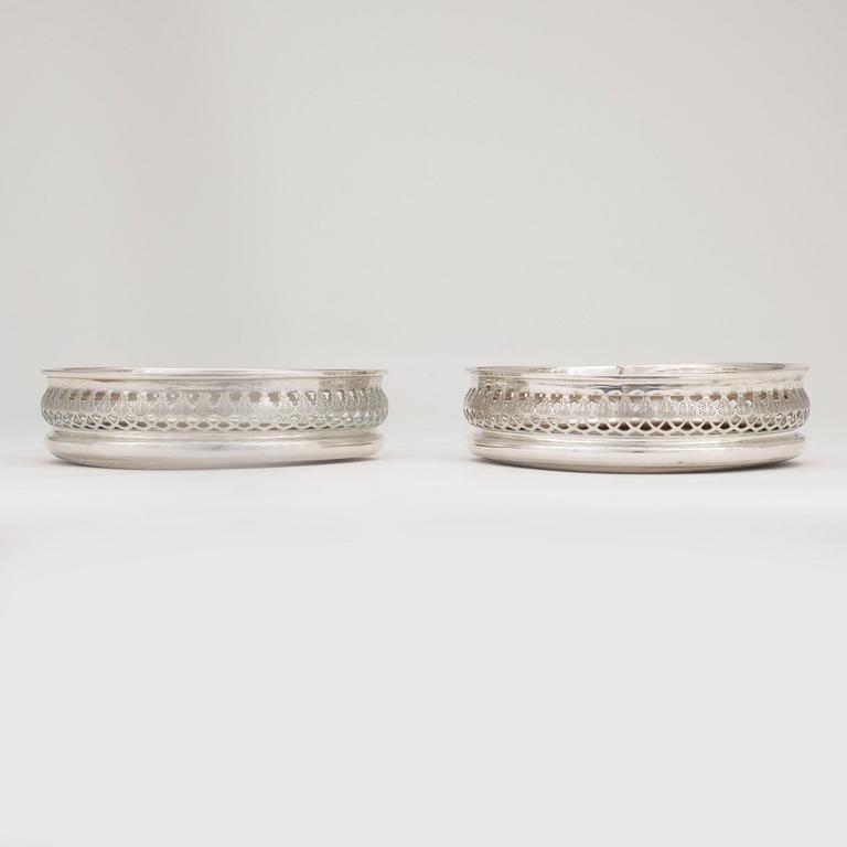 COASTERS, 2 st, silver, London, England, omkring år 1900.