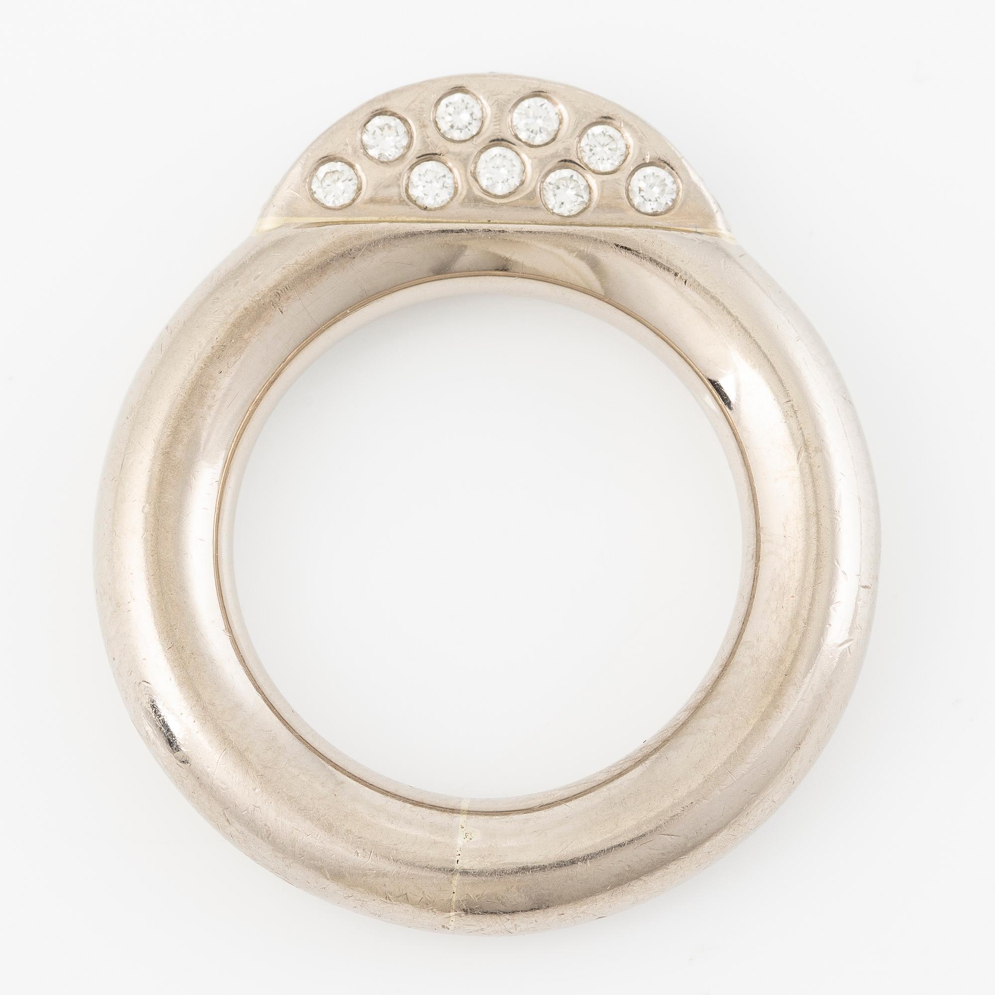 Ring 18K vitguld med briljantslipade diamanter.