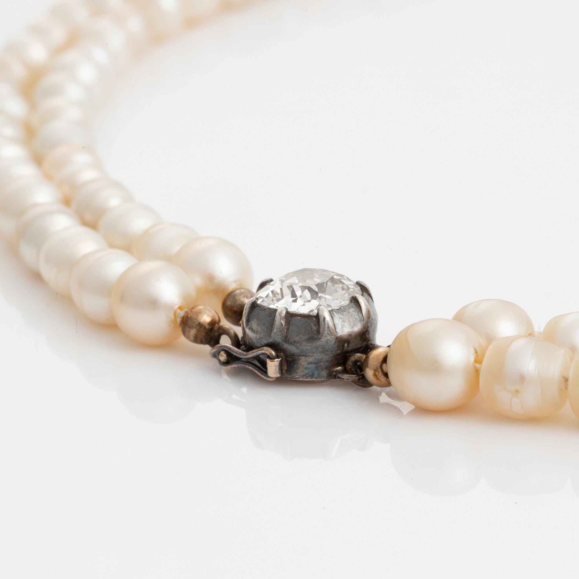 Kunglig gåvocollier, naturliga pärlor med diamantlås.