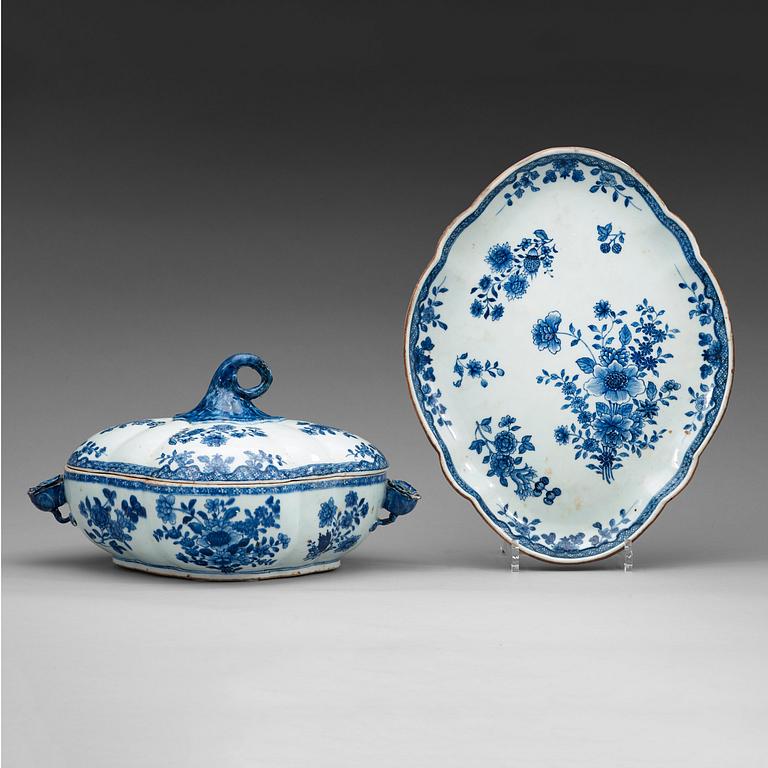 A blue and white pumkin shaped tureen with cover and tray, Qing dynasty, Qianlong (1736-95).