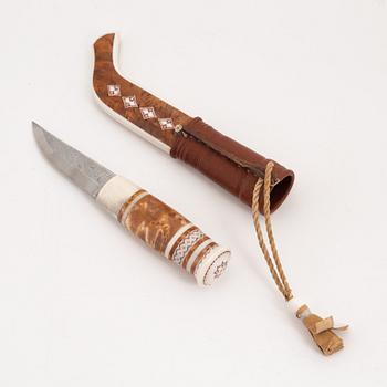 A reindeer horn knife by Anders Sunna.