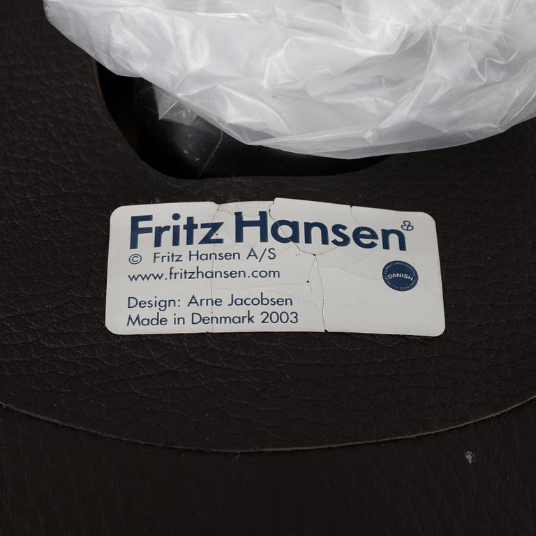 Arne Jacobsen, fåtölj med fotpall, "Ägget", Fritz Hansen, Danmark, 2003.
