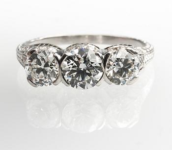RING, platina med diamanter, totalt ca 2,30 ct. Vikt ca 4,4 g.