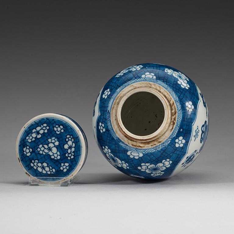 A blue and white jar with cover, Qing dynasty, Kangxi (1662-1722).