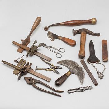A COLLECTION OF 12 TOOLS, 19TH CENTURY.