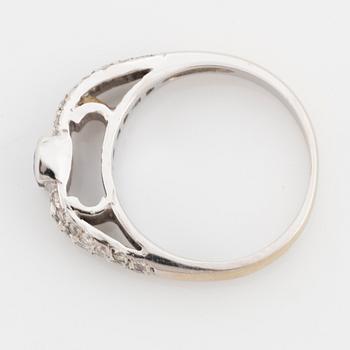 Ring med safir och  briljantslipade diamanter.