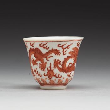 KOPPAR, sju stycken, porslin. Qing dynastin, fyra med Tongzhis sex karaktärers märke (1862-1874),