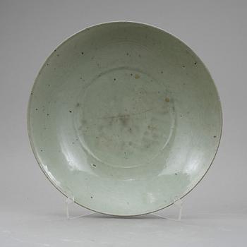 FAT, porslin, Kina, troligen Mingdynastin (1368-1644).