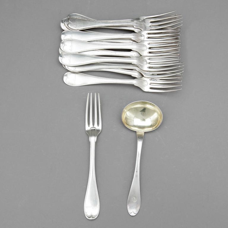 MATGAFFLAR samt SÅSSKED,15 +1, silver, mestadels Gustaf Hamnqvist (1789-1818), Åmål. Vikt ca 1100 gram.