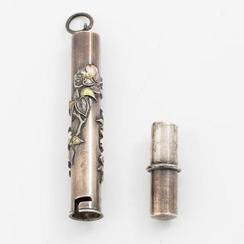 Pennhylsa med penna, silver med emalj i form av körsbärsblom, omkring sekelskiftet 1900.