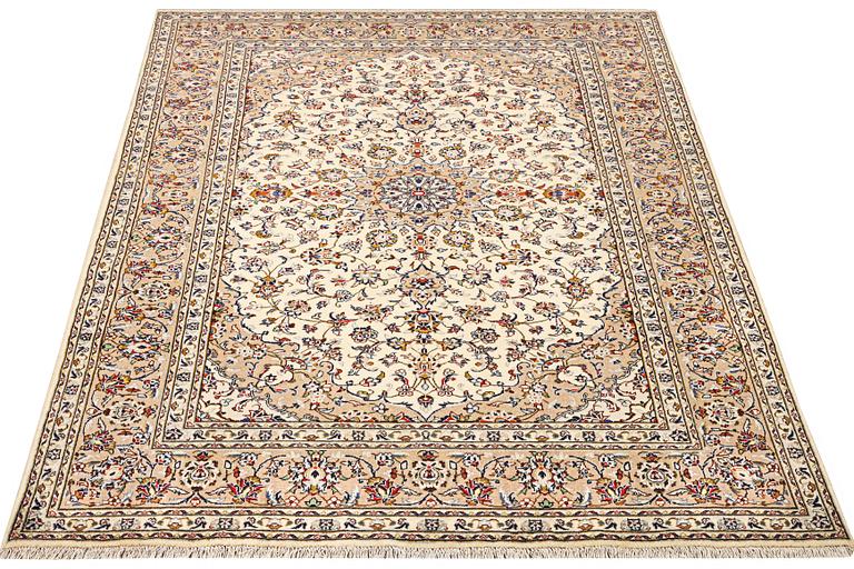 A Kashan carpet a. 285 x 190 cm.