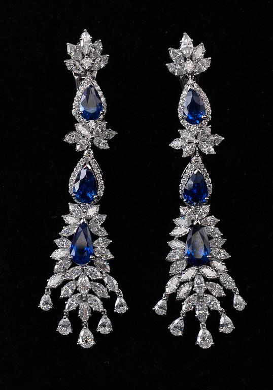 A SET OF JEWELLERY, brilliant- navette- and drop cut diamonds c. 19 ct. Ceylon sapphires c. 15 ct. Weight 49 g.