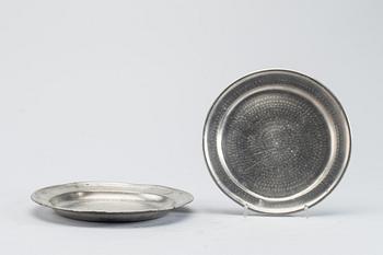 TALLRIKAR, 2 st, tenn. Anders Samuel Wetterqvist(1766-1793) o Johan Erik Schult(1775-1820) Stockholm.