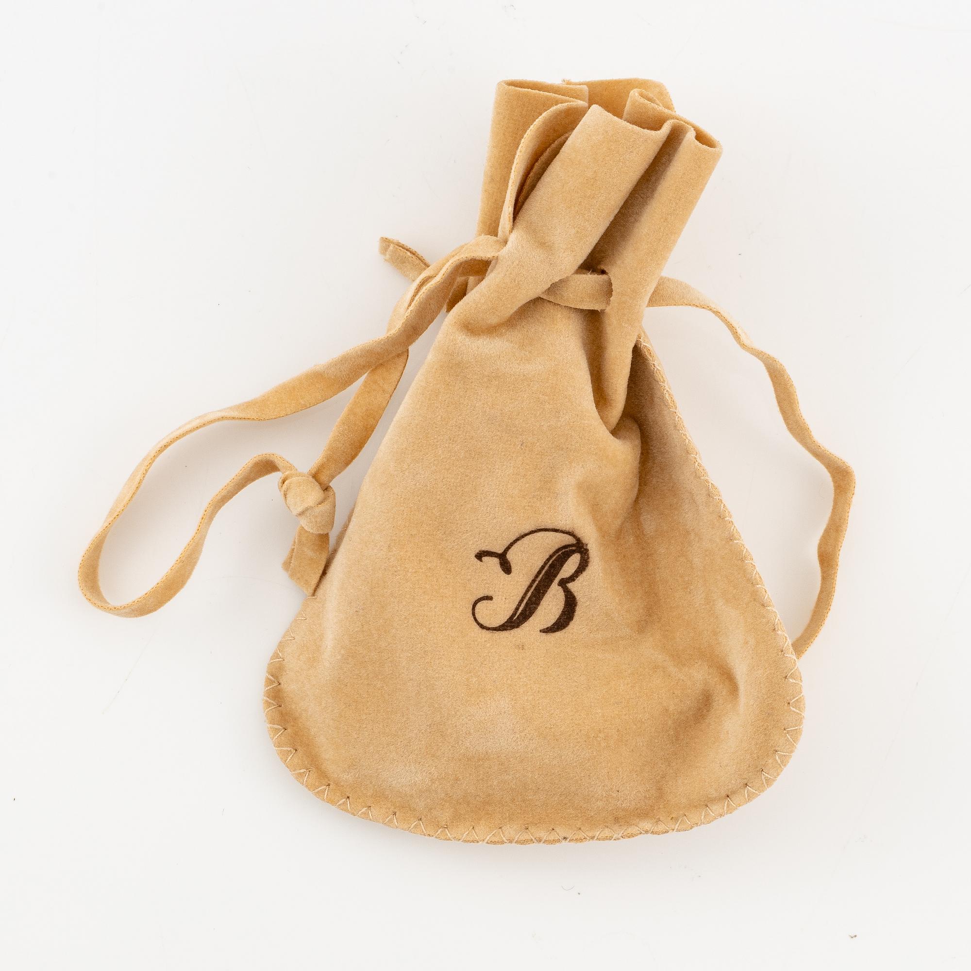 A brooch in platinum in the form of a bow with rubies and diamonds, likely from the 1950s.