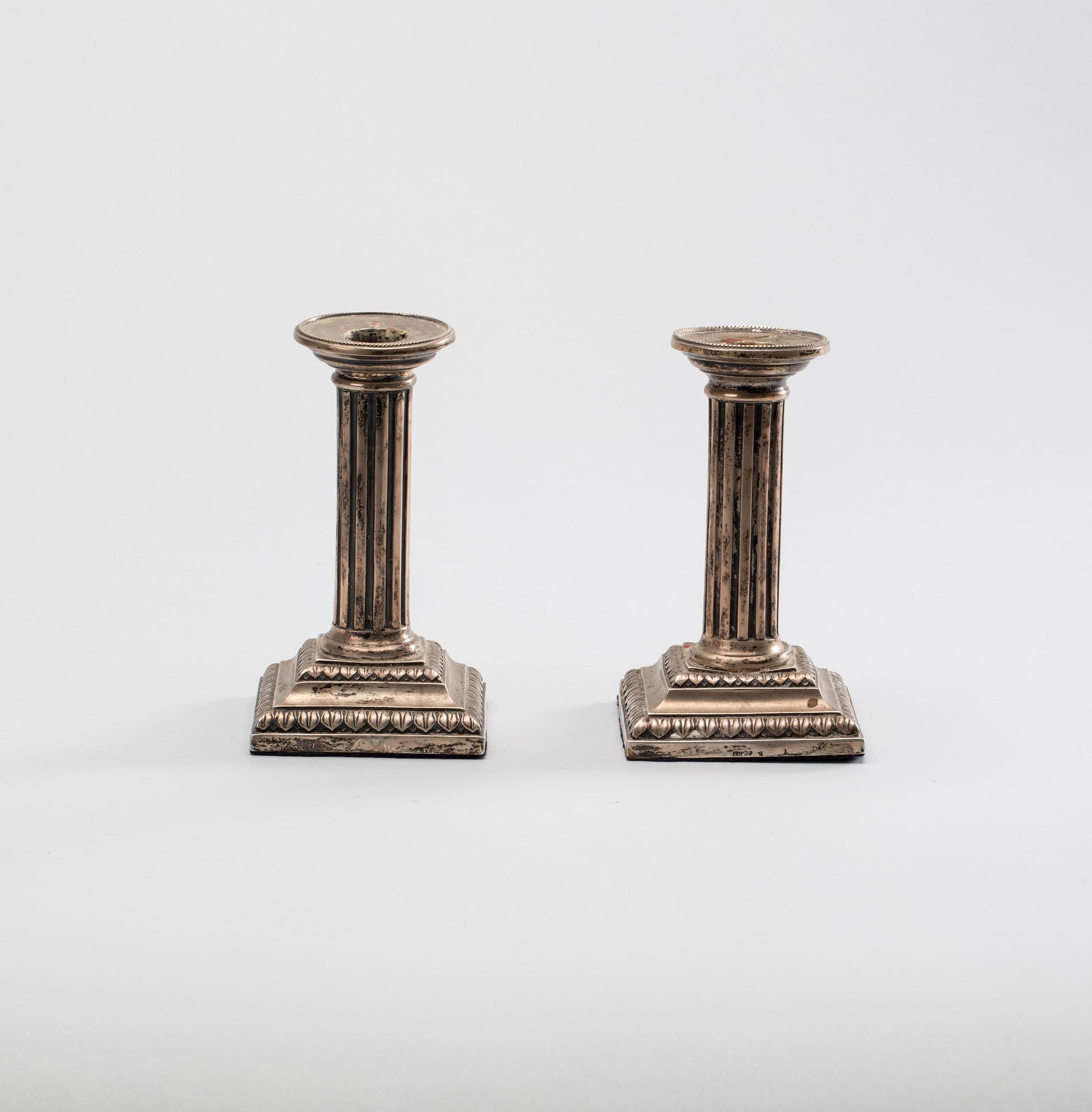 LJUSSTAKAR, ett par, silver, Malmö. 1917. Fylld fot.