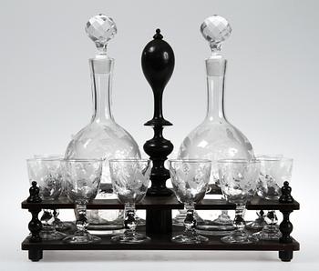 SCHATULL med GLAS, 11 st, samt KARAFFER, 2 st, 1800/1900-tal.