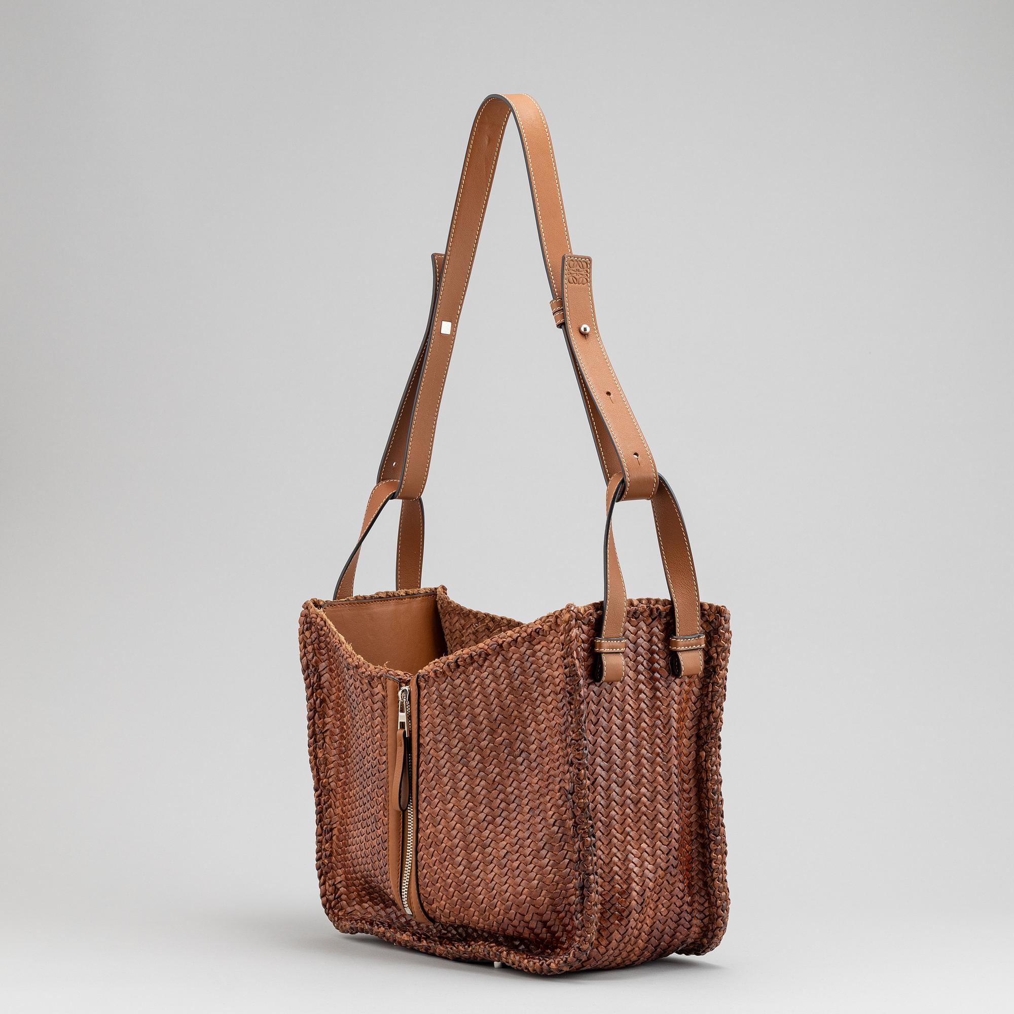 Loewe a brown woven leather handbag. Bukowskis