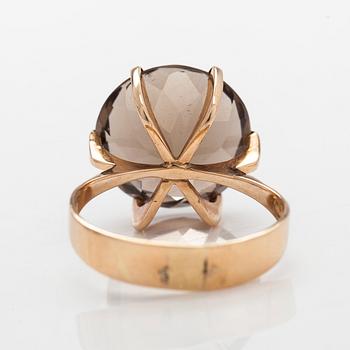 Ring, 14K guld, rökkvarts. Westerback, Helsingfors 1964.