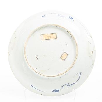 A group of three large Chinese blue and white porcelain dishes, Qing dynasty, Kangxi (1662-1722).