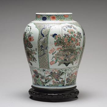 A large famille verte jar, Qing dynasty, Kangxi (1662-1722).