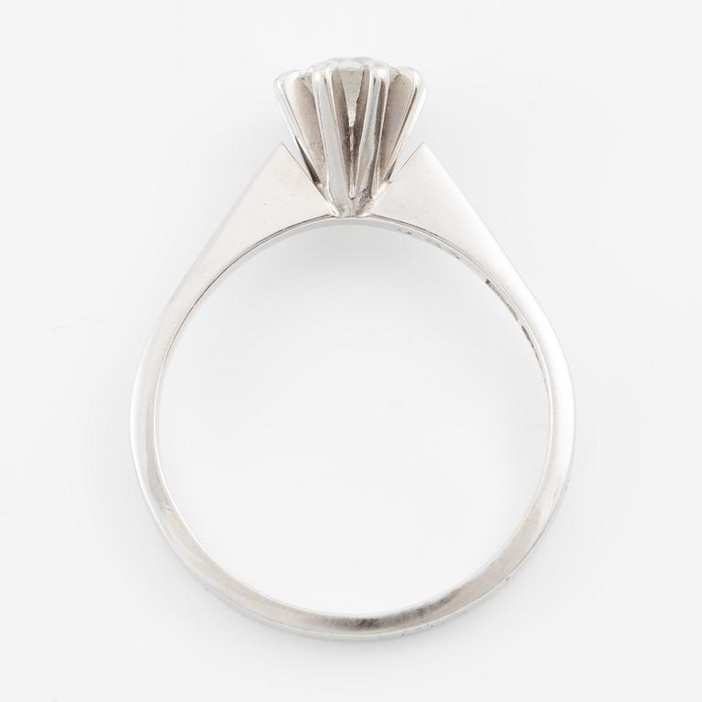 Ring, 18K vitguld med briljantslipad diamant 0.85 ct enligt gravyr.