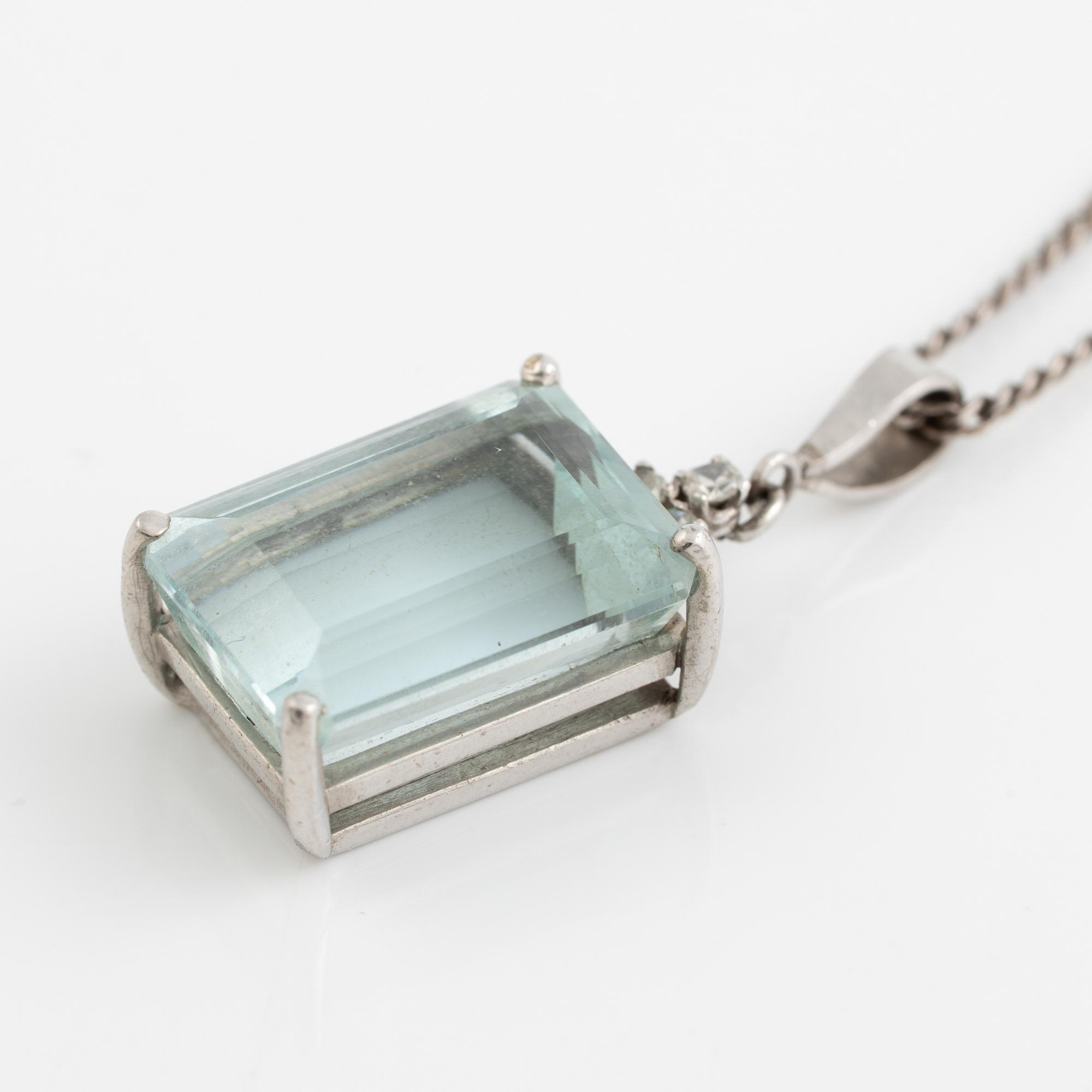 Hänge med smaragdslipad akvamarin och åttkantalsliapade diamanter, med kedja silver.
