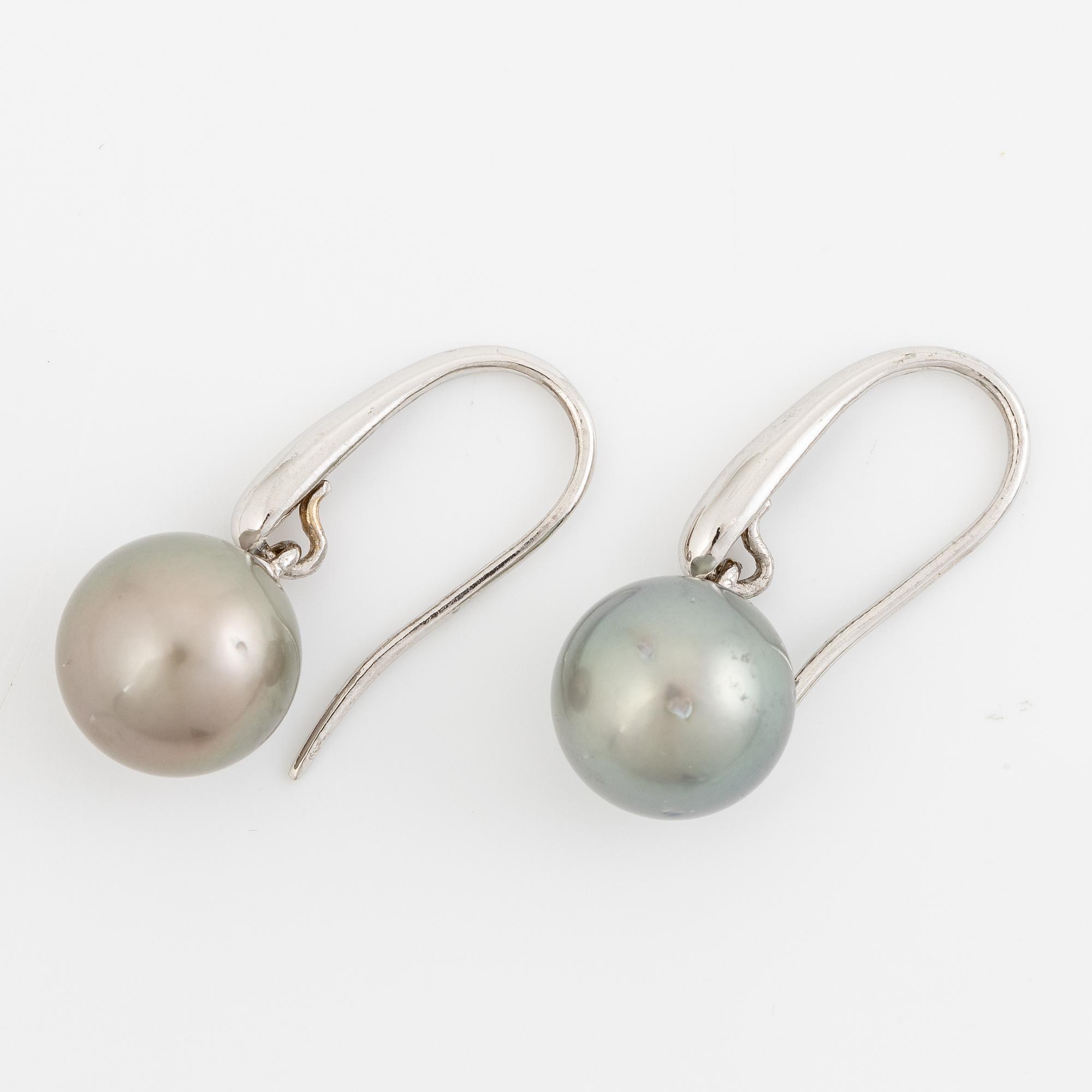 Earrings 14K white gold with cultured Tahitian pearls.