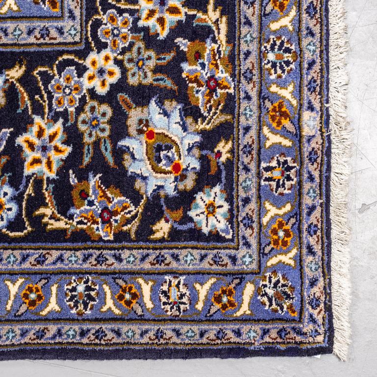 A carpet, Kashan, ca 399 x 302 cm.