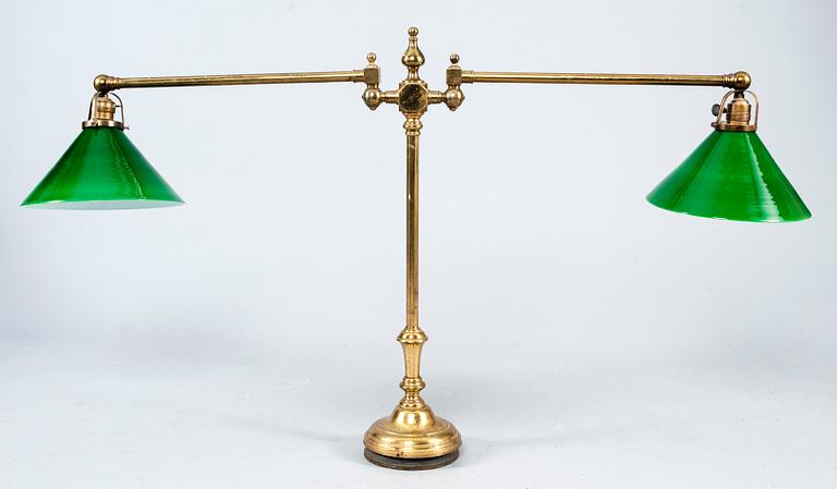 BORDSLAMPA, mässing, glas, 1900-talets början. Höjd 71 cm.