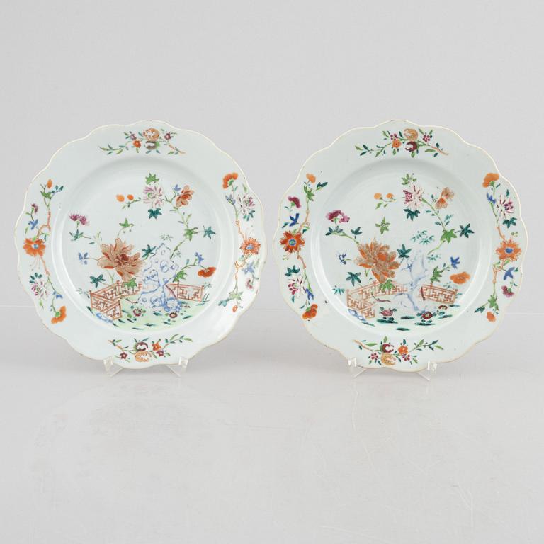 A set of five famille rose dishes, and two small dishes, Qing dynasty, Qianlong (1736-95).