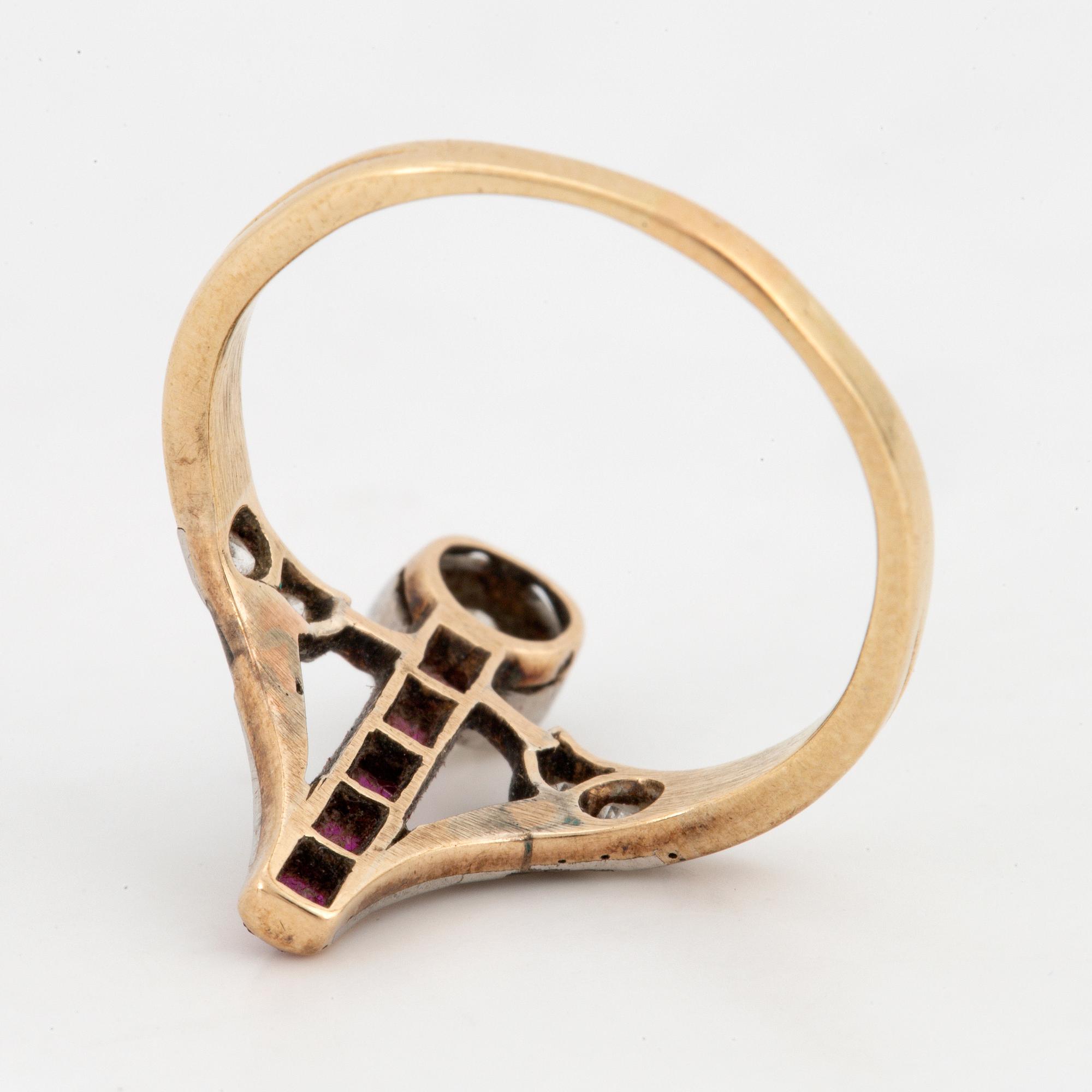 RING, med gammalslipad diamant och rubiner.