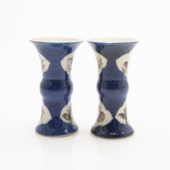 A lot comprising 3 pieces of porcelain, China, Qing dynasty, late 19th/20th century.