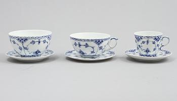 SERVISDELAR, 80 st, porslin, "Musselmalet", Royal Copenhagen, 1900-talets andra hälft.